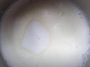 打至有少量的小鱼眼泡加入第二次的细砂糖打发。