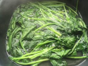 烤虎皮的时候就可以准备蛋糕卷糊。
拿适量的菠菜清洗干净，锅中放入适量的水煮开，放入菠菜煮3分钟左右捞起即可。