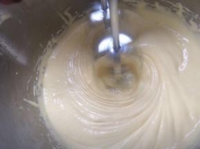 搅打到蛋黄糊变白，体积变大蓬松，有阻力，纹路清晰即可。