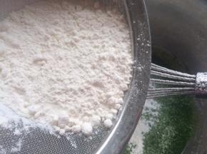 筛入低筋面粉轻轻搅拌混合均匀。