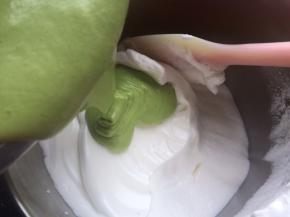 再把面糊倒入剩余的蛋白霜中，用切拌的手法或上下搅拌的手法混合均匀。