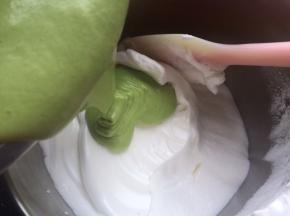 再把面糊倒入剩余的蛋白霜中，用切拌的手法或上下搅拌的手法混合均匀。