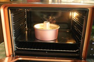 此时烤箱预热完成，机器会发出声音提醒。把模具放入烤箱第二层。