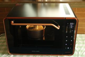 蛋糕在烤箱里的样子，慢慢长满模具，最后会微微收平，蛋糕就熟了。