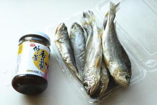 准备小黄花鱼和烧烤酱。