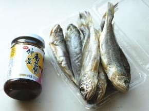 准备小黄花鱼和烧烤酱。
