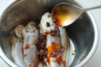 加入两勺烧烤味的香菇酱，这个酱里有油，所以就不用单独加油了。