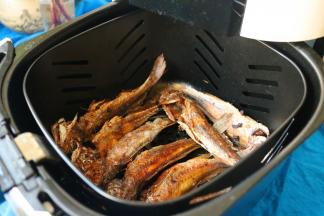 继续烤20分钟，鱼整个就变得很酥脆，连骨头都可以吃掉。