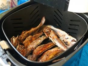 继续烤20分钟，鱼整个就变得很酥脆，连骨头都可以吃掉。