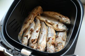 全部排入炸锅，这款九阳炸锅烤篮是不沾图层，并不需要刷油。