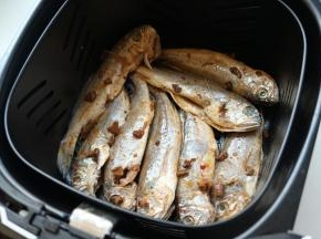 全部排入炸锅，这款九阳炸锅烤篮是不沾图层，并不需要刷油。