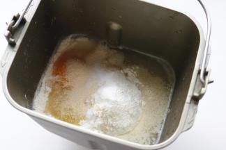 全部面团材料除黄油外，放入面包机内桶，揉一个面团程序，15分钟
