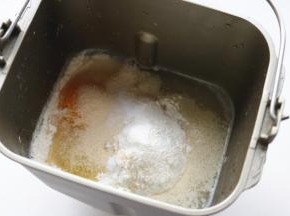 全部面团材料除黄油外，放入面包机内桶，揉一个面团程序，15分钟