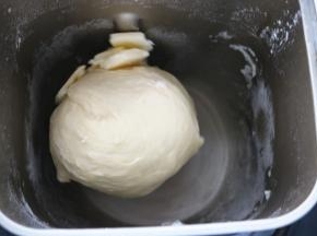 放入室温软化的黄油