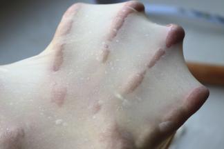 可以拉出手套膜，一定要揉到位，不然操作的时候面团老是缩，把揉好的面团，拍成片，包起来放冰箱冷冻30分钟