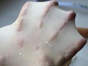 可以拉出手套膜，一定要揉到位，不然操作的时候面团老是缩，把揉好的面团，拍成片，包起来放冰箱冷冻30分钟