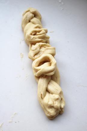 多余的边角料不要浪费，均匀摆在辫子里面，两头向上折起来，比模具略短即可