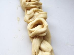 多余的边角料不要浪费，均匀摆在辫子里面，两头向上折起来，比模具略短即可