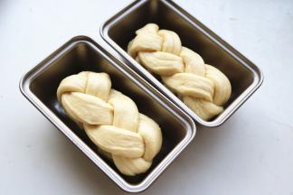 做好的辫子，放在模具里，大约可以做四个的量