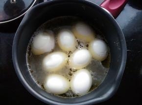 剥去鸡蛋壳后放入锅中，倒入一罐啤酒。