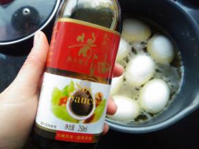 加入2勺老抽酱油。