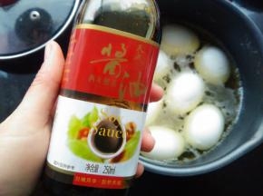 加入2勺老抽酱油。