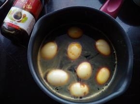 加入白糖和盐，将汤汁稍微搅拌一下。