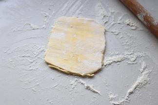 冷冻面团的时候，冷藏状态的裹入用黄油放在案板上，撒粉，用擀面杖全方位的敲打，一会，黄油就会变的柔软听话，敲成需要的大小