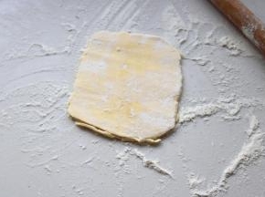 冷冻面团的时候，冷藏状态的裹入用黄油放在案板上，撒粉，用擀面杖全方位的敲打，一会，黄油就会变的柔软听话，敲成需要的大小