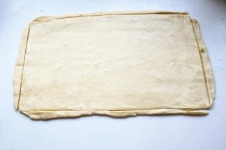 先四折再三折，叠被子的过程就不啰嗦了，最后擀成2mm厚的拨片，周围切去不规则边角成正方形