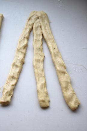 取三条，切面向上，按扁拉长，一头压在一起