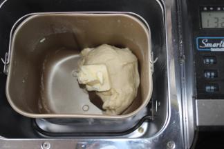 除黄油外面团的材料放入面包机，揉面15分钟后，放入黄油再揉15分钟。基本就可以拉出手套膜了，没有也没关系，甜面包两个程序就可以了