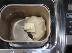 除黄油外面团的材料放入面包机，揉面15分钟后，放入黄油再揉15分钟。基本就可以拉出手套膜了，没有也没关系，甜面包两个程序就可以了