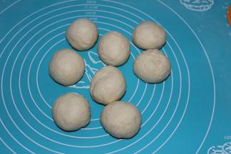 发酵好的面团排气后，分成8份，松弛15分钟