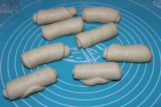 将面片卷起来，全部面团都这样处理