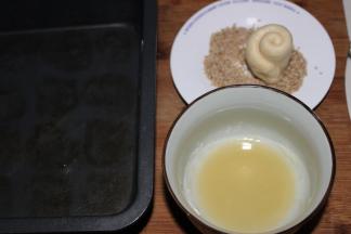 准备好脆底的材料，10克植物油和10克面吩咐混合均匀，另一个盘子装一些芝麻，将面包的胚子的切口先沾一些油，再沾上芝麻