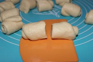 从中间切开，成16个卷，切的时候不要直接在硅胶垫上切，会破的哦