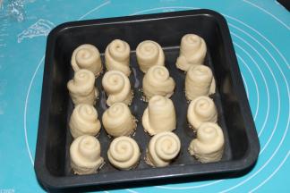 烤盘里涂一些植物油，多涂一些，脆底会特别香。将面包胚均匀排在模子里