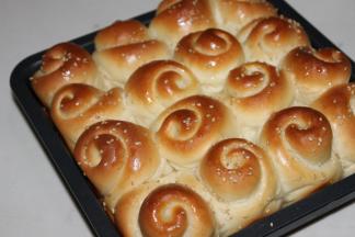 烤箱预热160度，中层烤12分钟就好，蜂蜜：水=1:1调出蜂蜜水，出炉的面包，表面快速刷上蜂蜜水即可