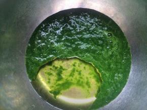 打好的菠菜泥称出100克，加入玉米油搅拌混合均匀。