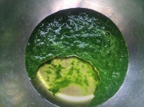 打好的菠菜泥称出100克，加入玉米油搅拌混合均匀。