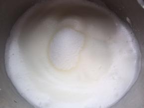 打至有少量的蜂蜜小鱼眼泡加入第二次的细砂糖打发。
