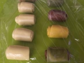 再一次卷起（彩色的是我还做了别的花样的酥，可忽略），盖上保鲜膜再一次松弛15分钟