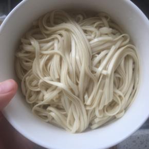 另烧一锅水，煮面条，煮熟后捞起