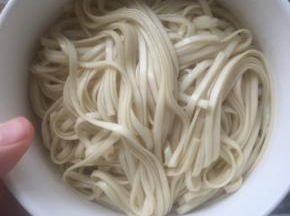 另烧一锅水，煮面条，煮熟后捞起