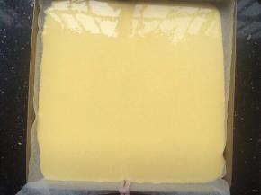 烤盘放入一张大小适合的油纸，再把虎皮糊倒入烤盘中。