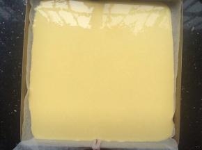 烤盘放入一张大小适合的油纸，再把虎皮糊倒入烤盘中。