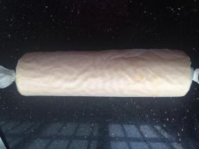 蛋糕卷出炉冷却后，拿一张干净的油纸，把虎皮倒扣在干净的油纸上撕掉虎皮底部的油纸，然后可以涂上一层薄薄的果酱或奶油，（我是没有涂任何东西的）。然后把蛋糕卷底部的油纸也撕掉，再叠在虎皮上，抹上奶油或果酱放入自己喜欢的水果卷起，卷好之后放入放入冰箱定型30分钟左右即可。（我偷懒也是没有卷奶油或其它，斋的，直接卷吃了）。