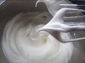 蛋白湿性发泡的状态，打蛋器提起，蛋白霜形成大湾沟即可。