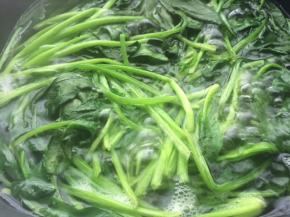 拿适量的菠菜清洗干净，锅中放入适量的水煮开，放入菠菜煮3分钟左右捞起即可。